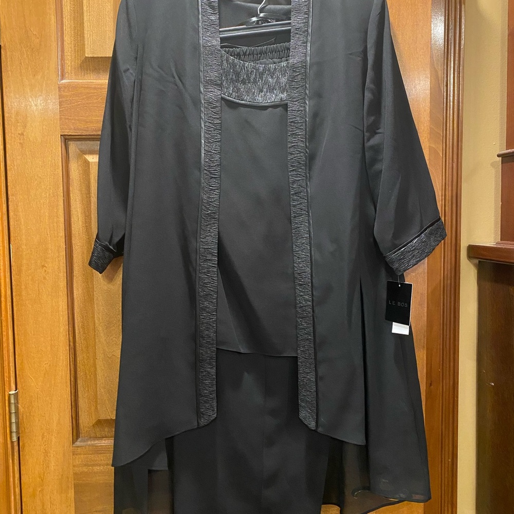 Elegant Black Pantsuit with Flowing Silhouette